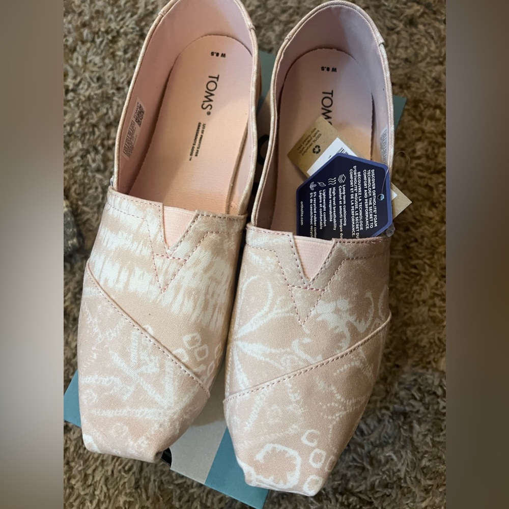 TOMS women’s flat slip on shoes size 8.5